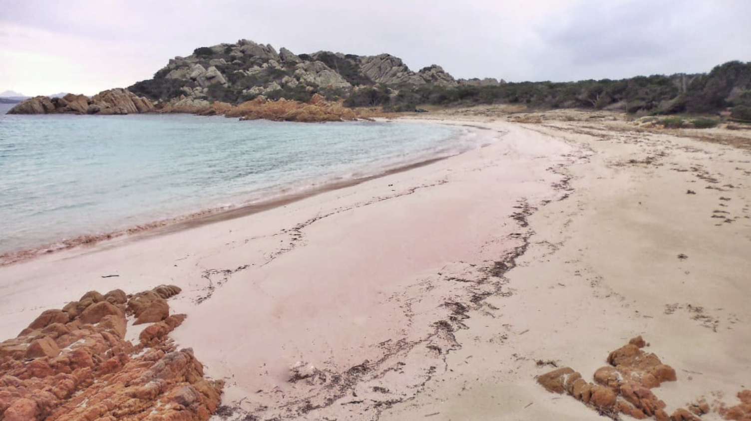 Playa de arena rosa en Budelli