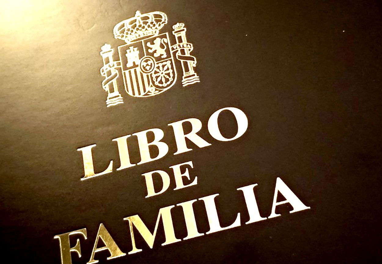 El portavoz de los obispos españoles critica la suspensión del Libro de Familia