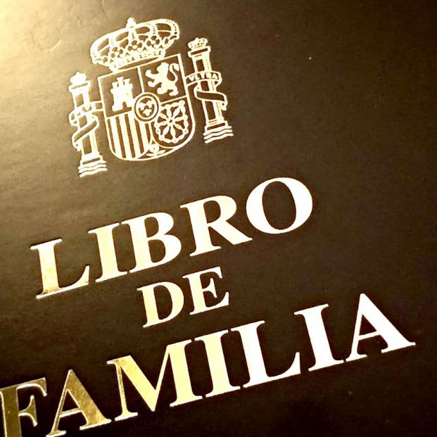 El portavoz de los obispos españoles critica la suspensión del Libro de Familia