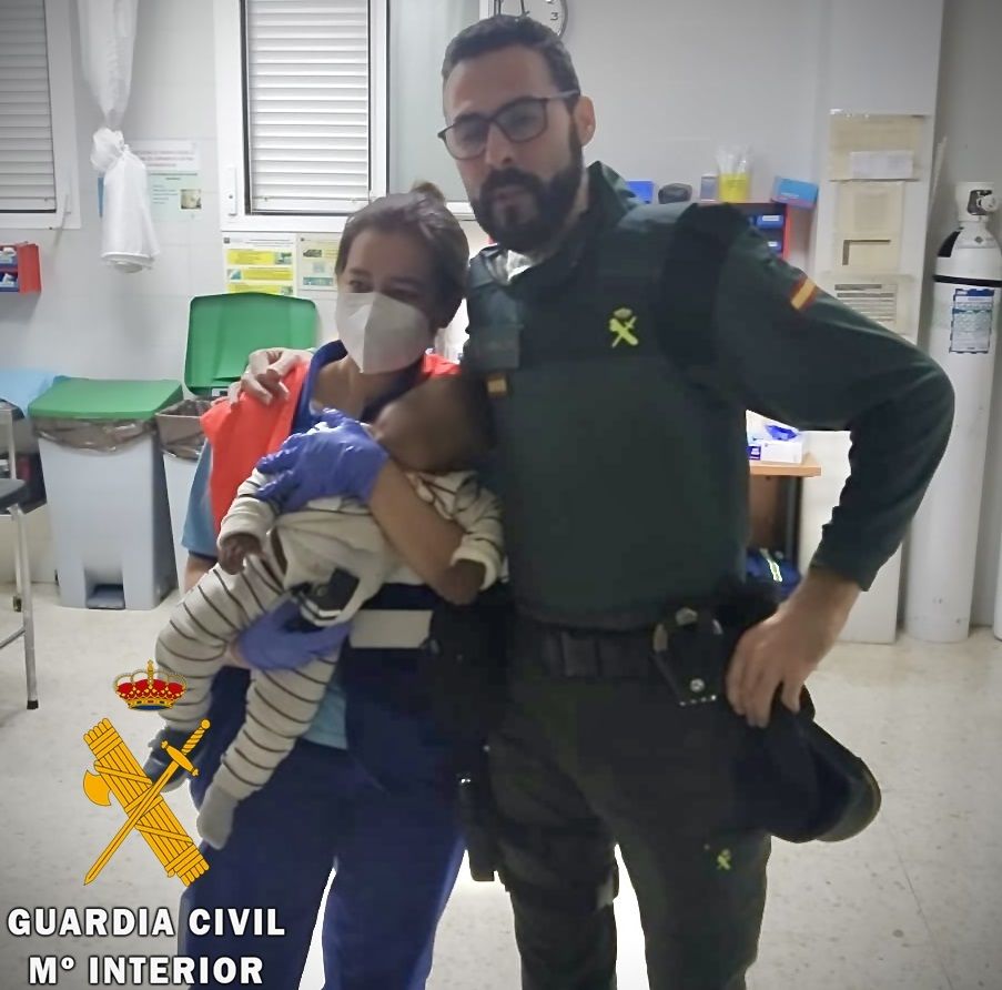 Auxilian a un bebé que se asfixió con un plástico y la chapa de un botellín en Almería