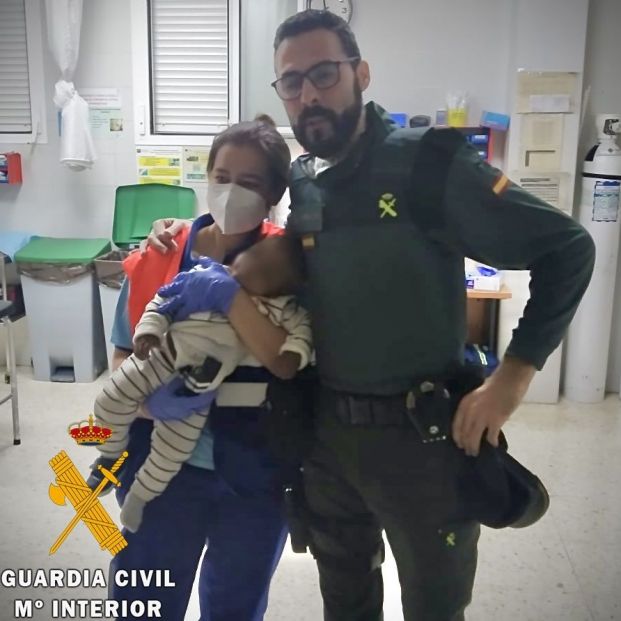 Auxilian a un bebé que se asfixió con un plástico y la chapa de un botellín en Almería