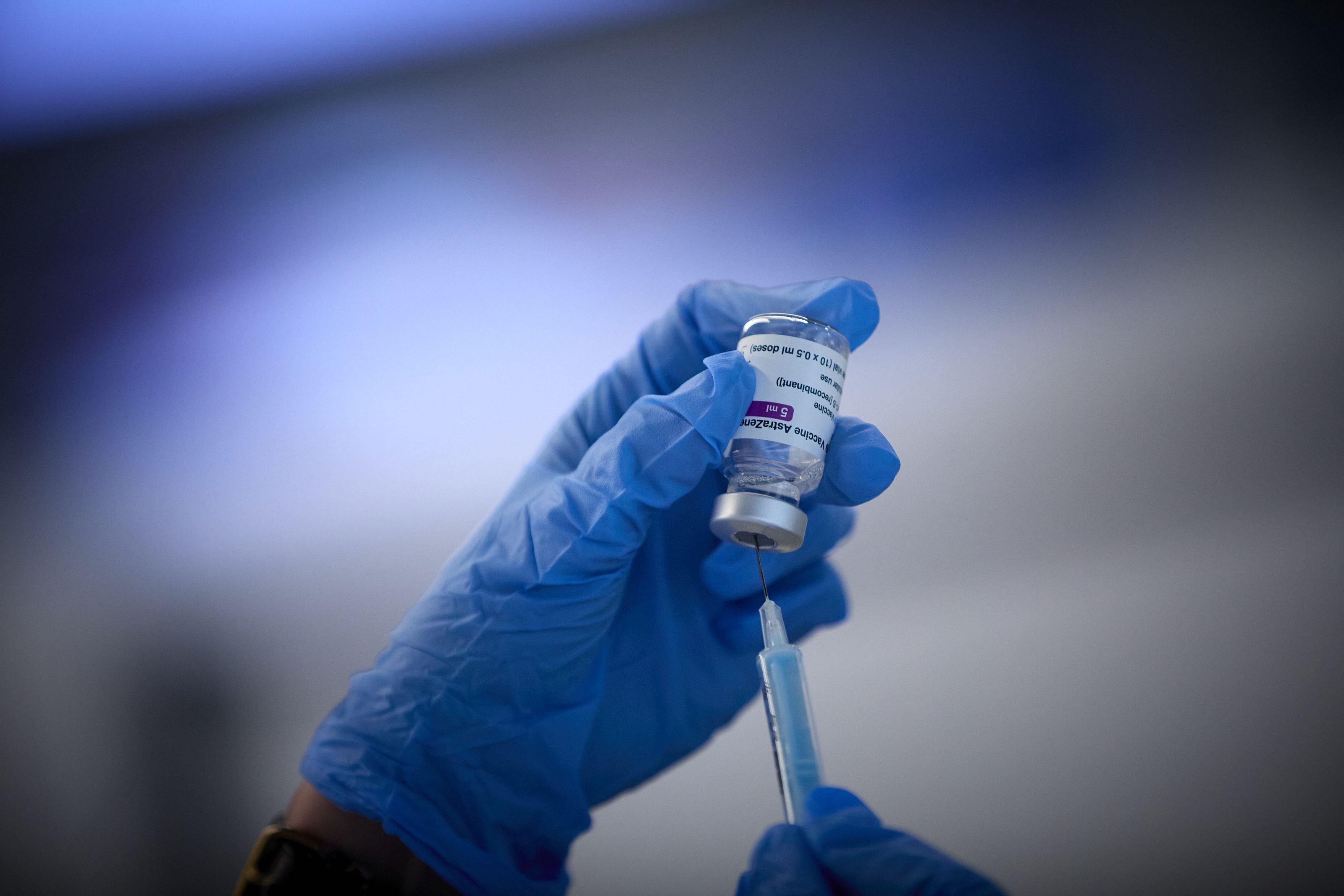Inyectan por error seis dosis de la vacuna contra el Covid a una joven de 23 años