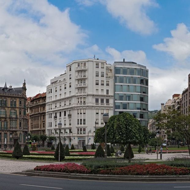Plaza en el distrito de Abando en Bilbao (BigStock)