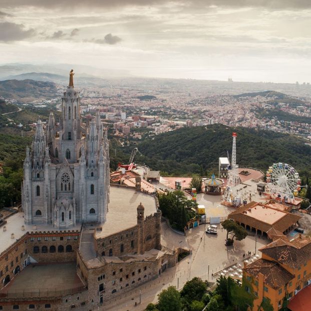 Tibidabo y Catedral del Sagrado Corazón de Jesús, ambas en el distrito de Sarrià Sant Gervasi de Barcelona (BigStock)