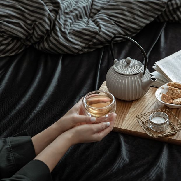 Té con galletas nada más levantarse (bigstock)