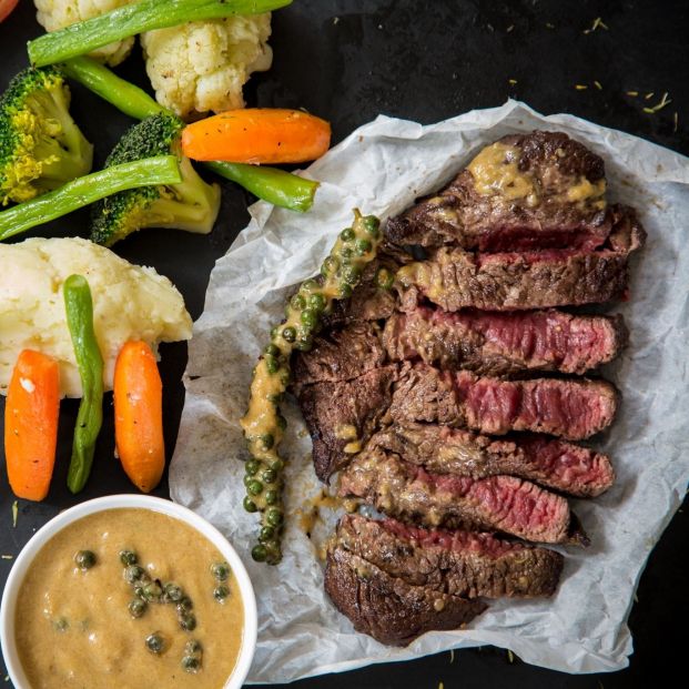 La reina cena un filete de carne de vacuno, faisán o salmón (bigstock)