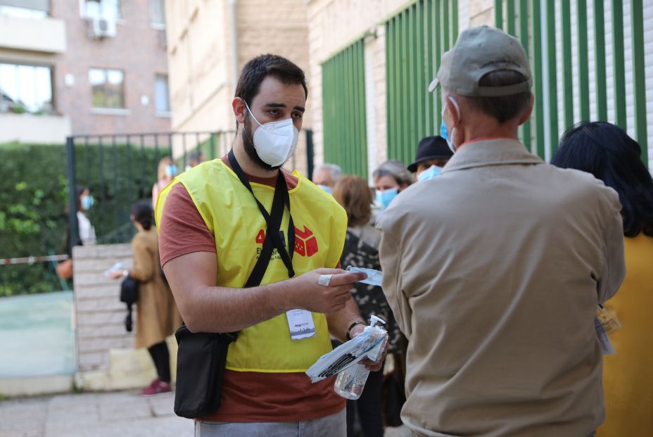 EuropaPress 3684469 trabajador votaciones ofrece mascarillas gel hidroalcoholico personas hacen