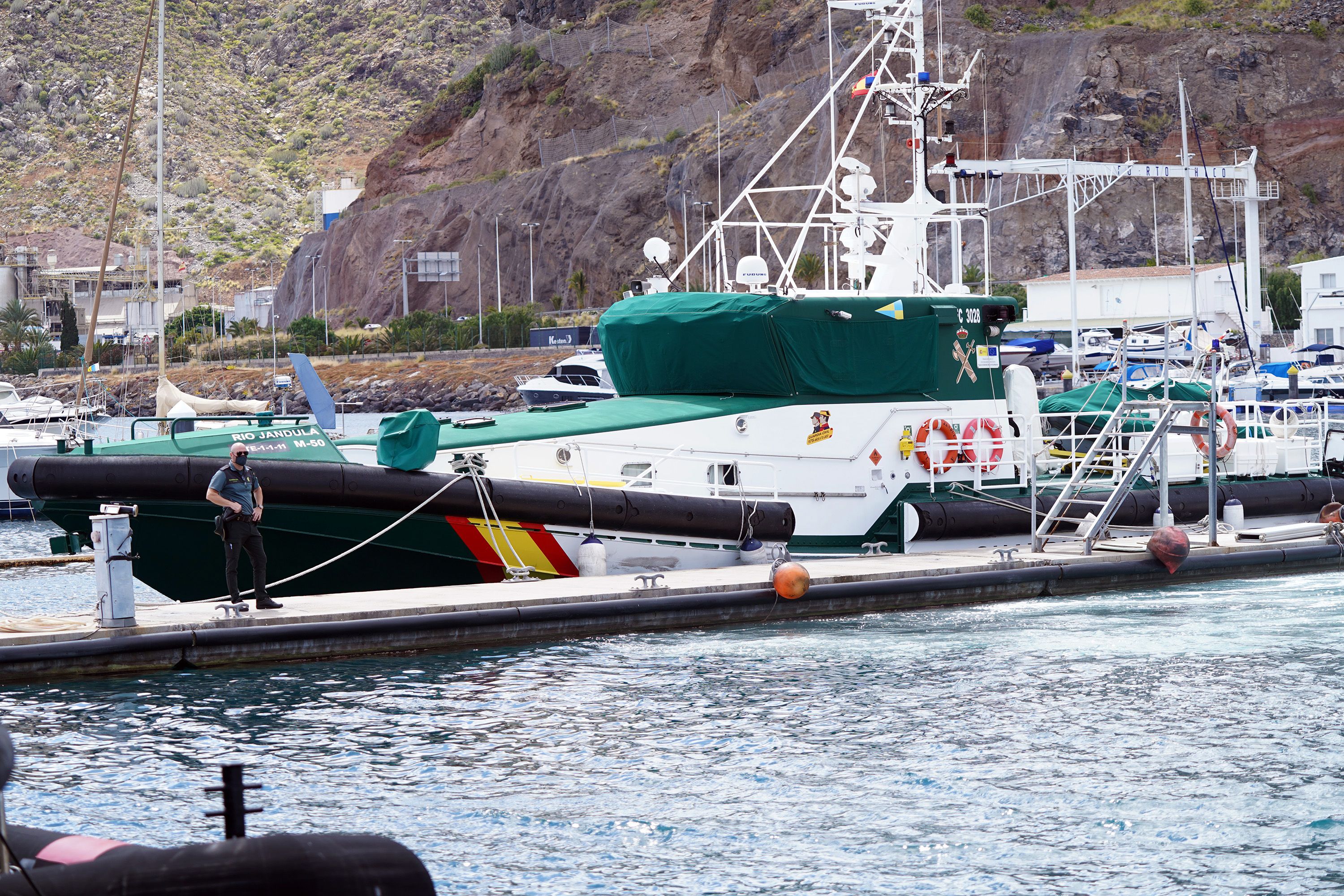 Encuentran una botella de oxígeno y una sábana en la zona donde se busca a las niñas de Tenerife