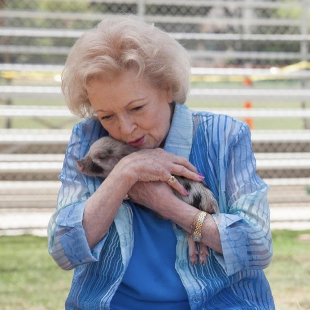 Betty White abrazando a una de sus mascotas (instagram)