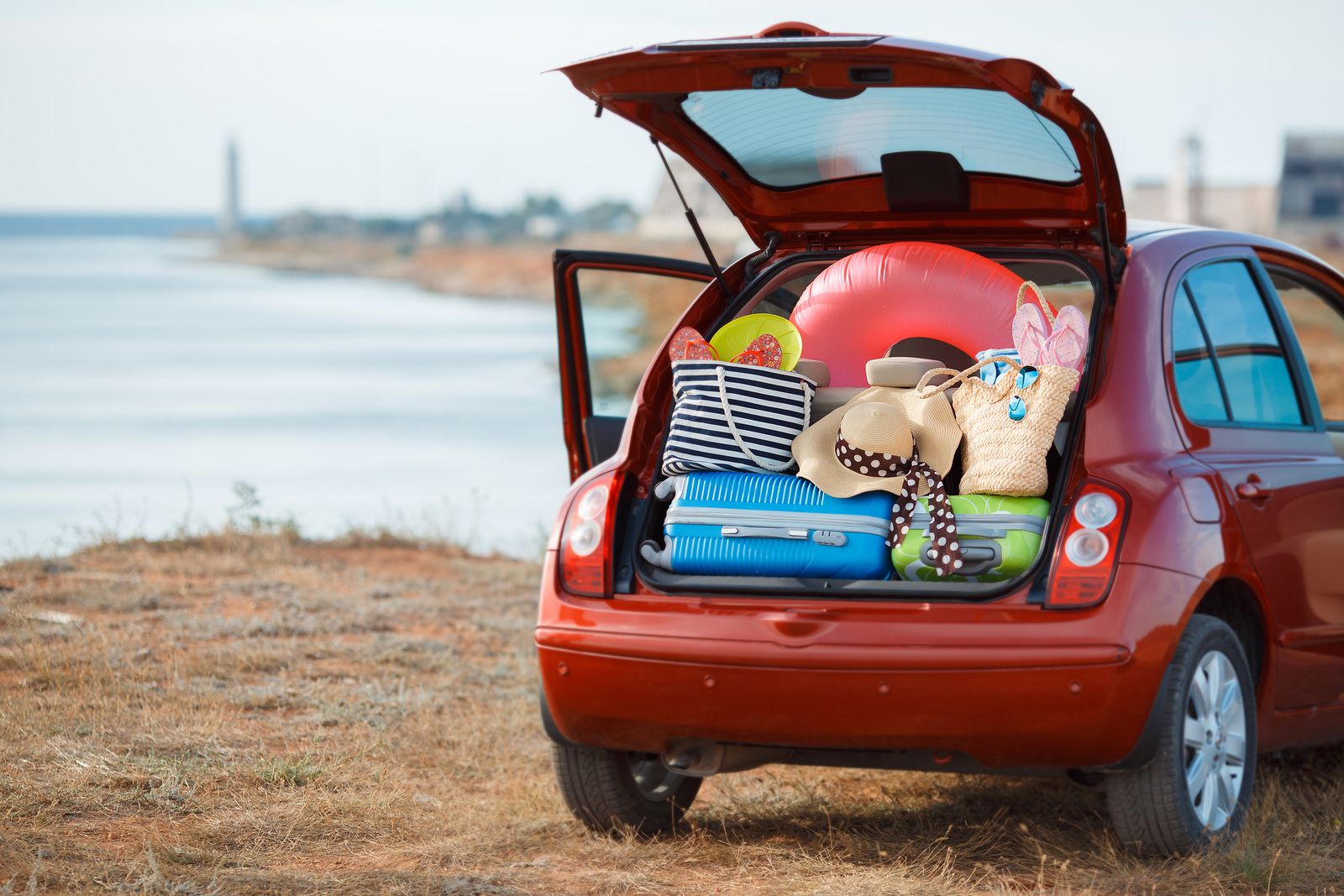 La DGT advierte sobre cómo debes colocar las maletas en el coche para evitar accidentes (bigstock) 
