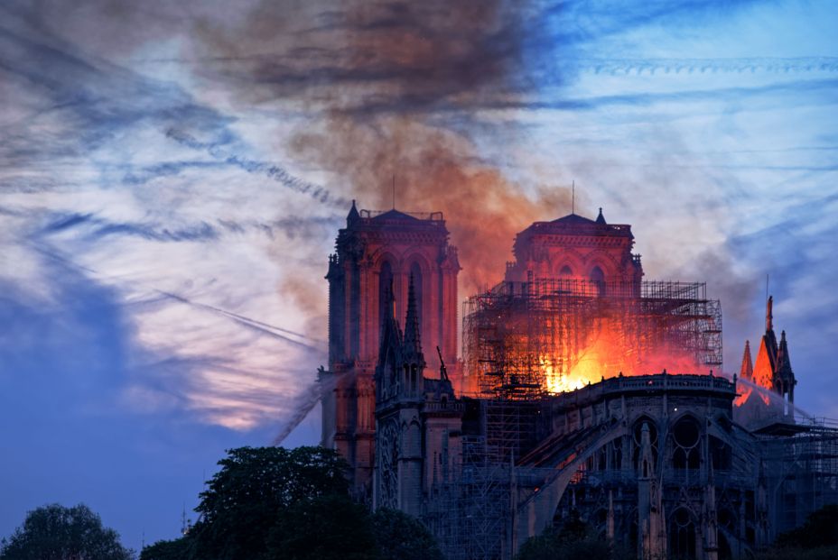 Notre Dame ardiendo