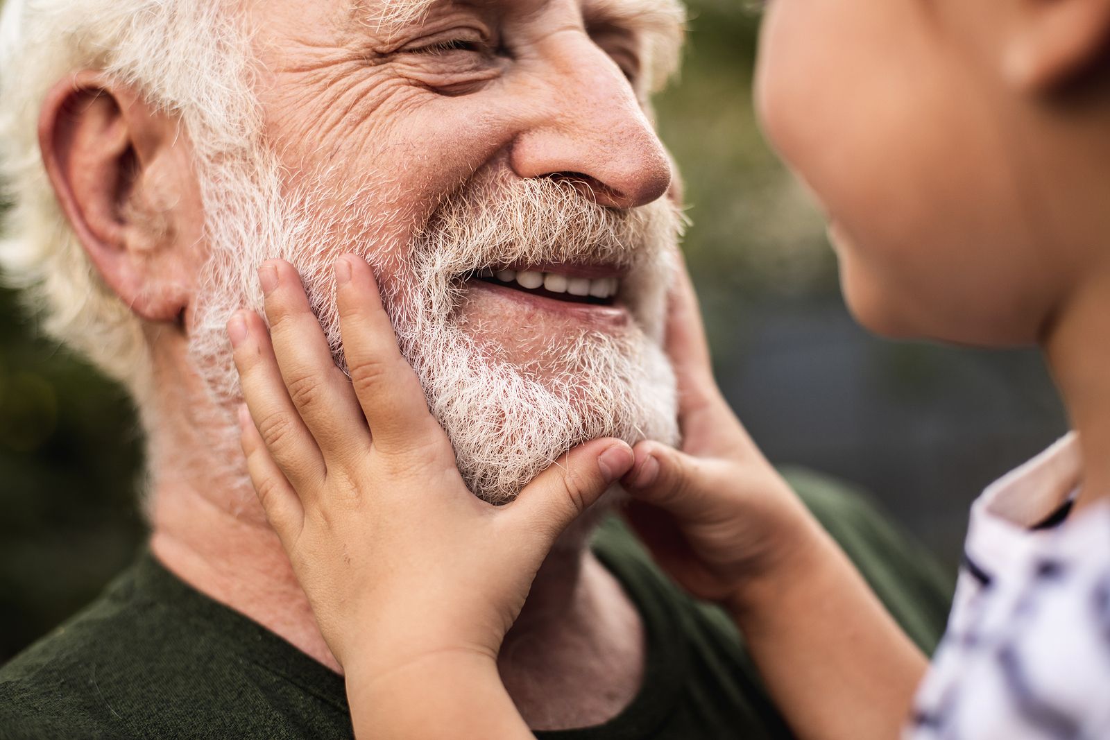 Prestaciones familiares a las que sigues teniendo derecho mientras cobras la pensión de jubilación (Foto Bigstock)