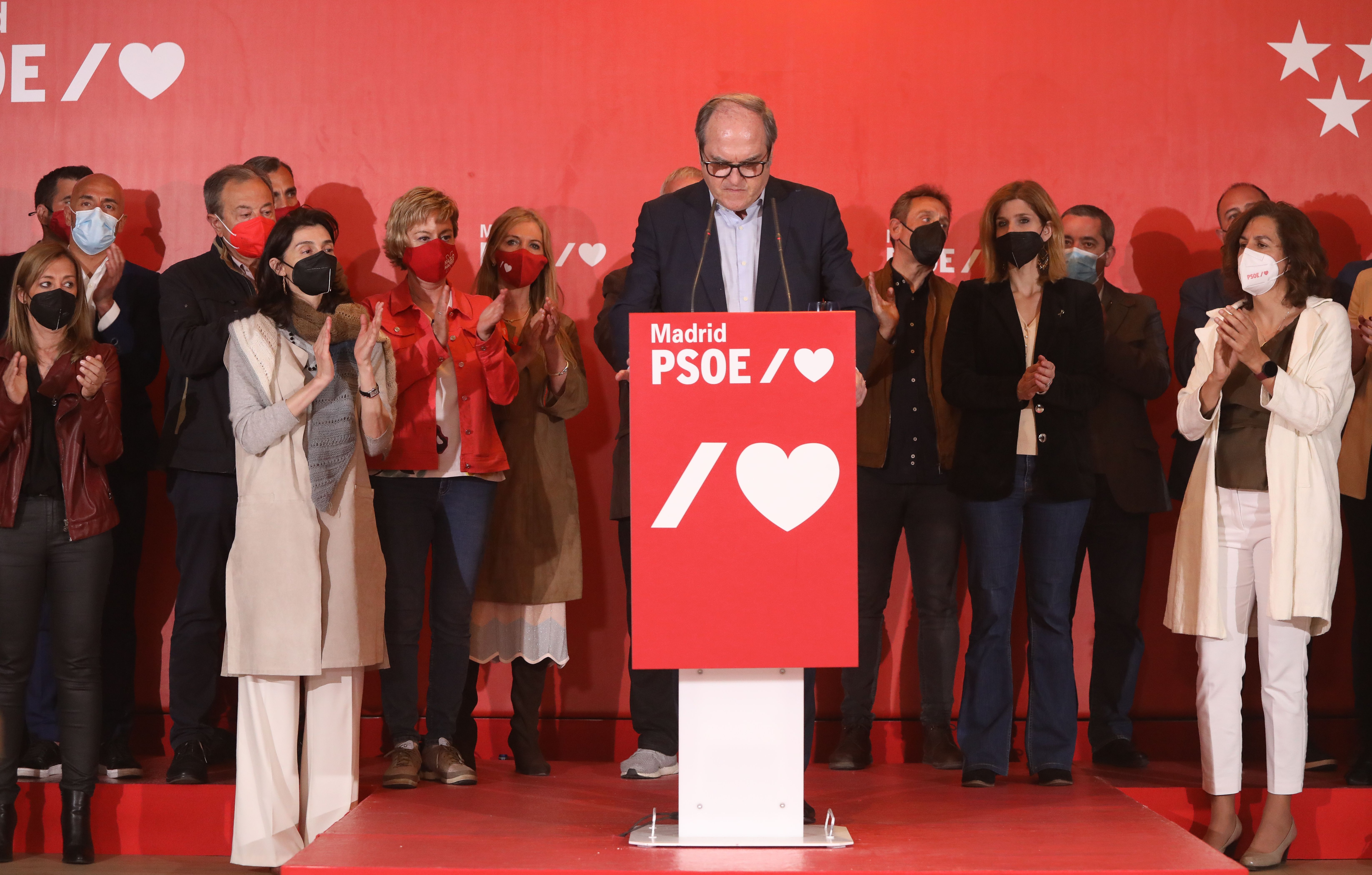 "Cuando veas las barbas de tu vecino cortar..." "Cuando veas las barbas de tu vecino cortar..."