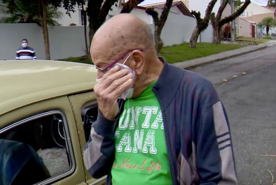 Un profesor jubilado de 87 años recibe una gran sorpresa de sus exalumnos: "Me emocionó"