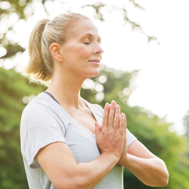 Mujer respirando hondo (bigstock)