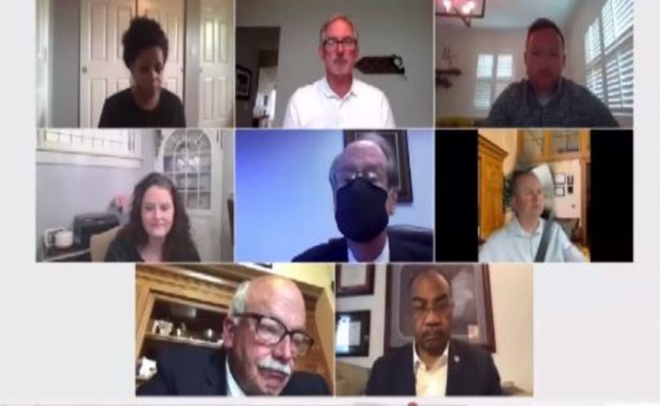 Un político usa un fondo de Zoom para fingir que está en casa en una reunión mientras conduce Un político usa un fondo de Zoom para fingir que está en casa en una reunión mientras conduce