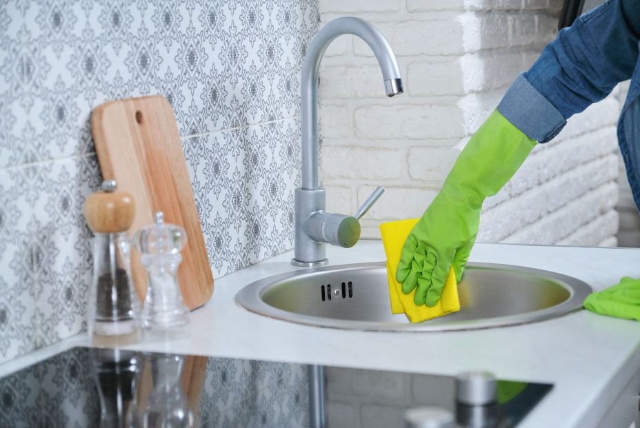Cómo limpiar y desinfectar el acero inoxidable de la cocina