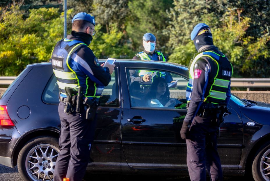 EuropaPress 3367381 agente policia municipal le pide documentacion conductor vehiculo control
