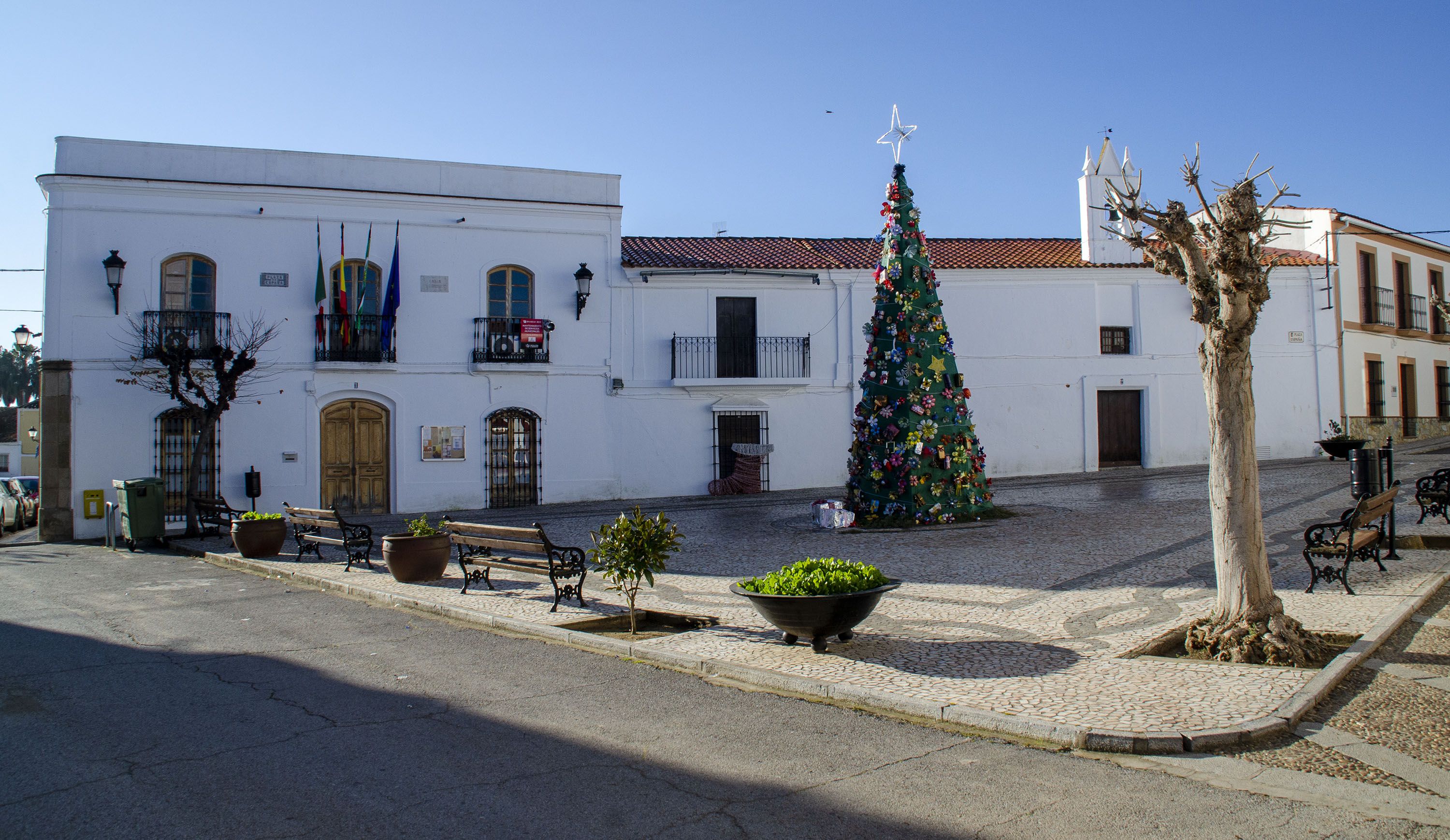Plaza del Ayuntamiento de Valverde de Burguillos (Wikimedia Commons)