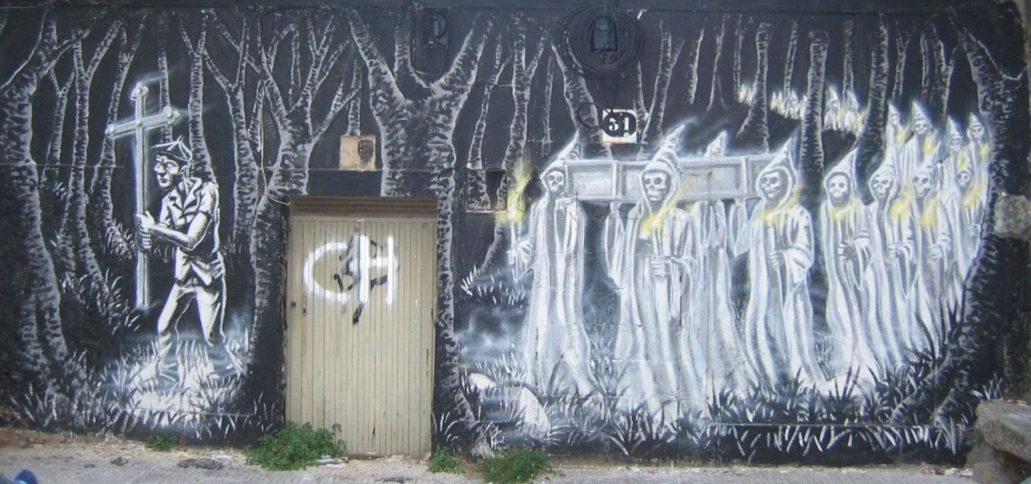 Grafiti de la Santa Compaña en Pontevedra