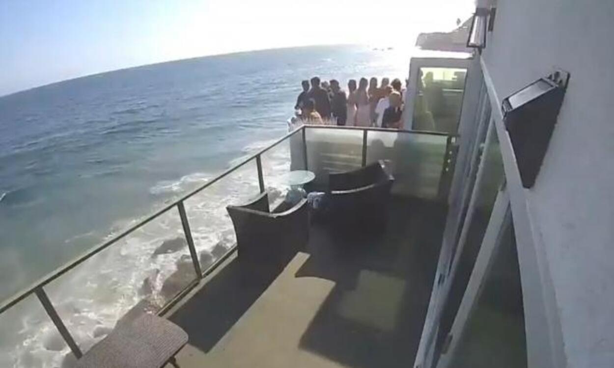 Vídeo: Nueve personas caen al mar desde una altura de 5 metros tras desplomarse un balcón