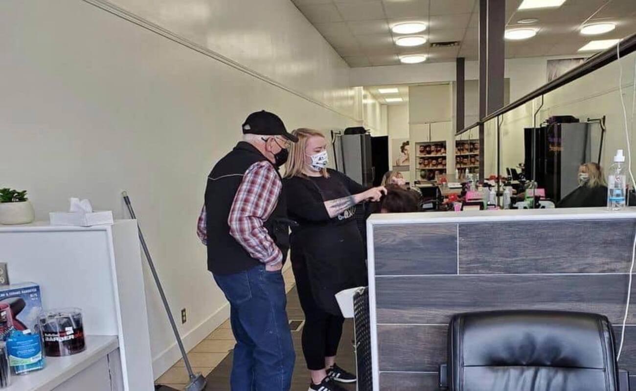 Emotivo gesto de amor: va a una peluquería para aprender a rizar el pelo a su mujer