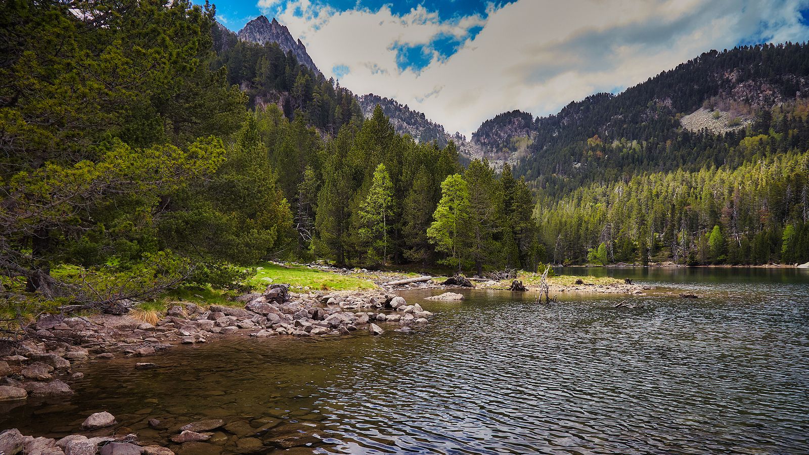 Las rutas de agua más bonitas de España para hacer cuando llega el buen tiempo