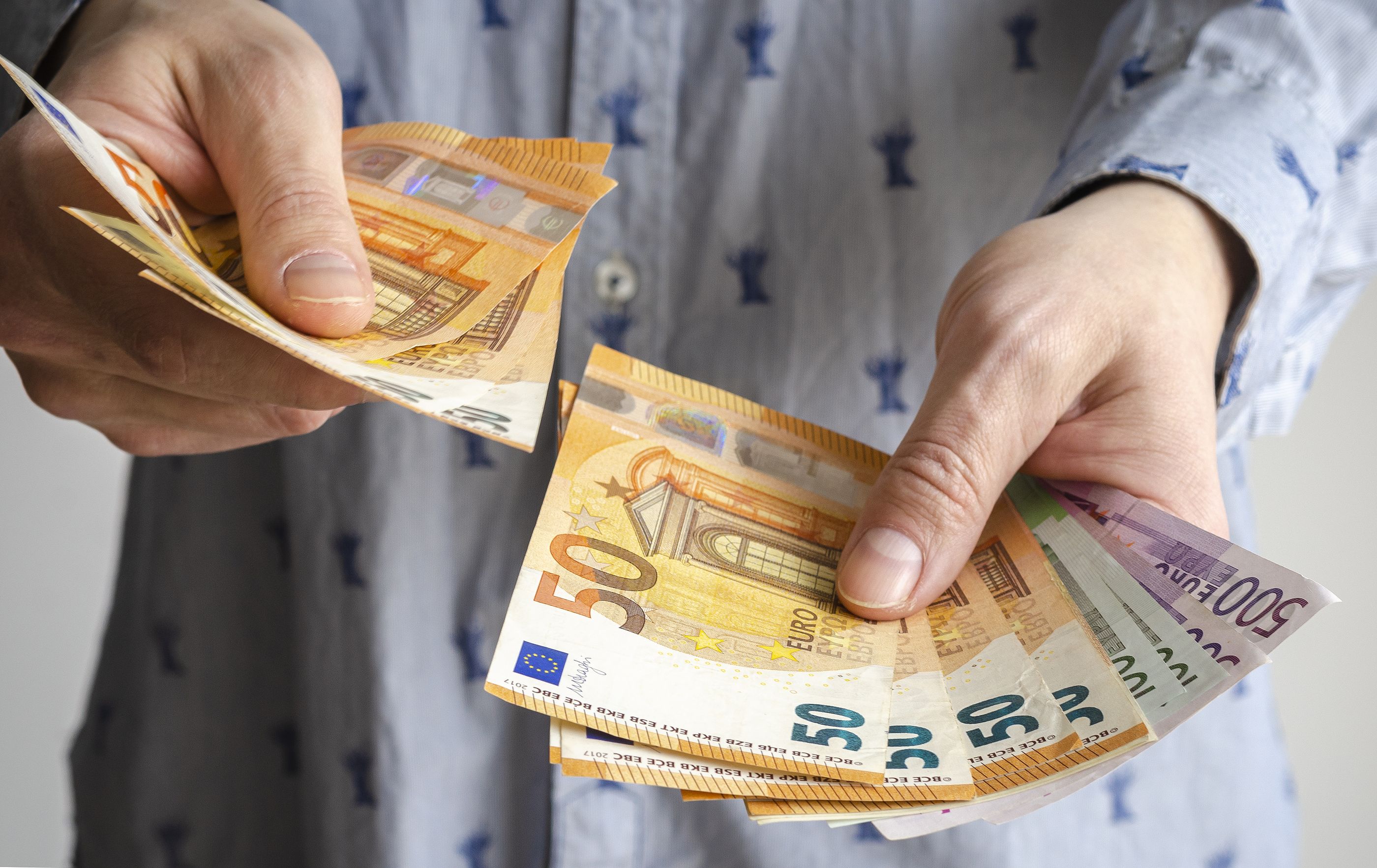 Engaña a su vecino de 79 años, se traslada a su casa a vivir y le roba 22.000 euros