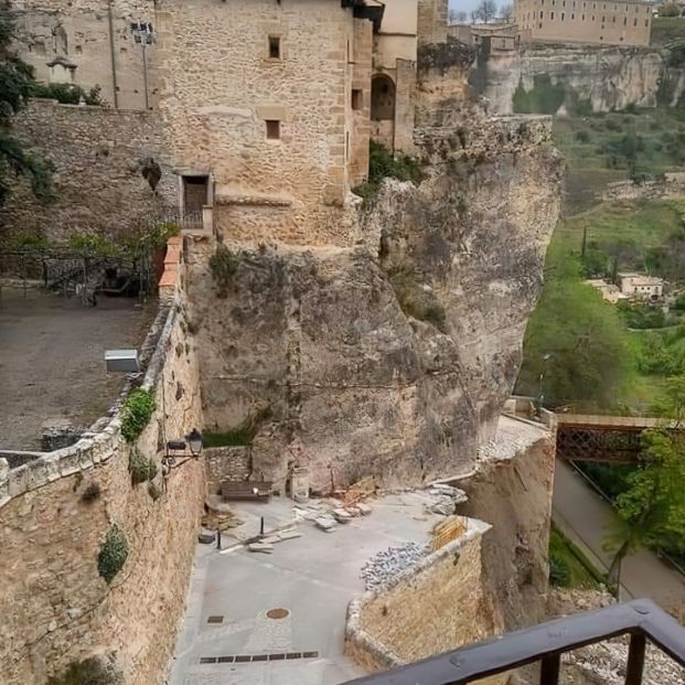 Cuenca, consternada: Se derrumba el principal acceso peatonal a las Casas Colgadas. Foto: Europa Press