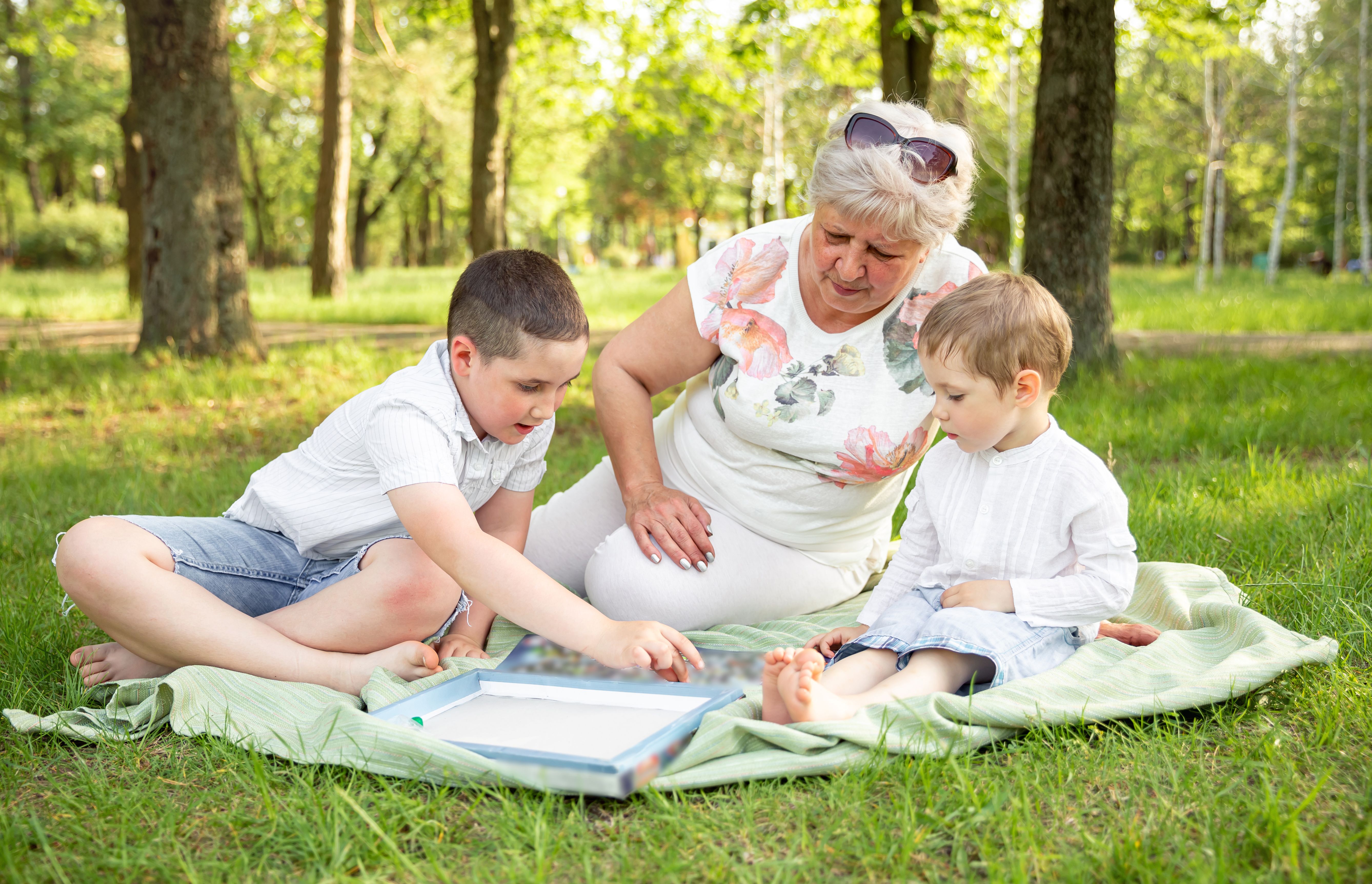 ¿Extender los permisos de paternidad a abuelos? Así es el borrador de la Ley de Familias