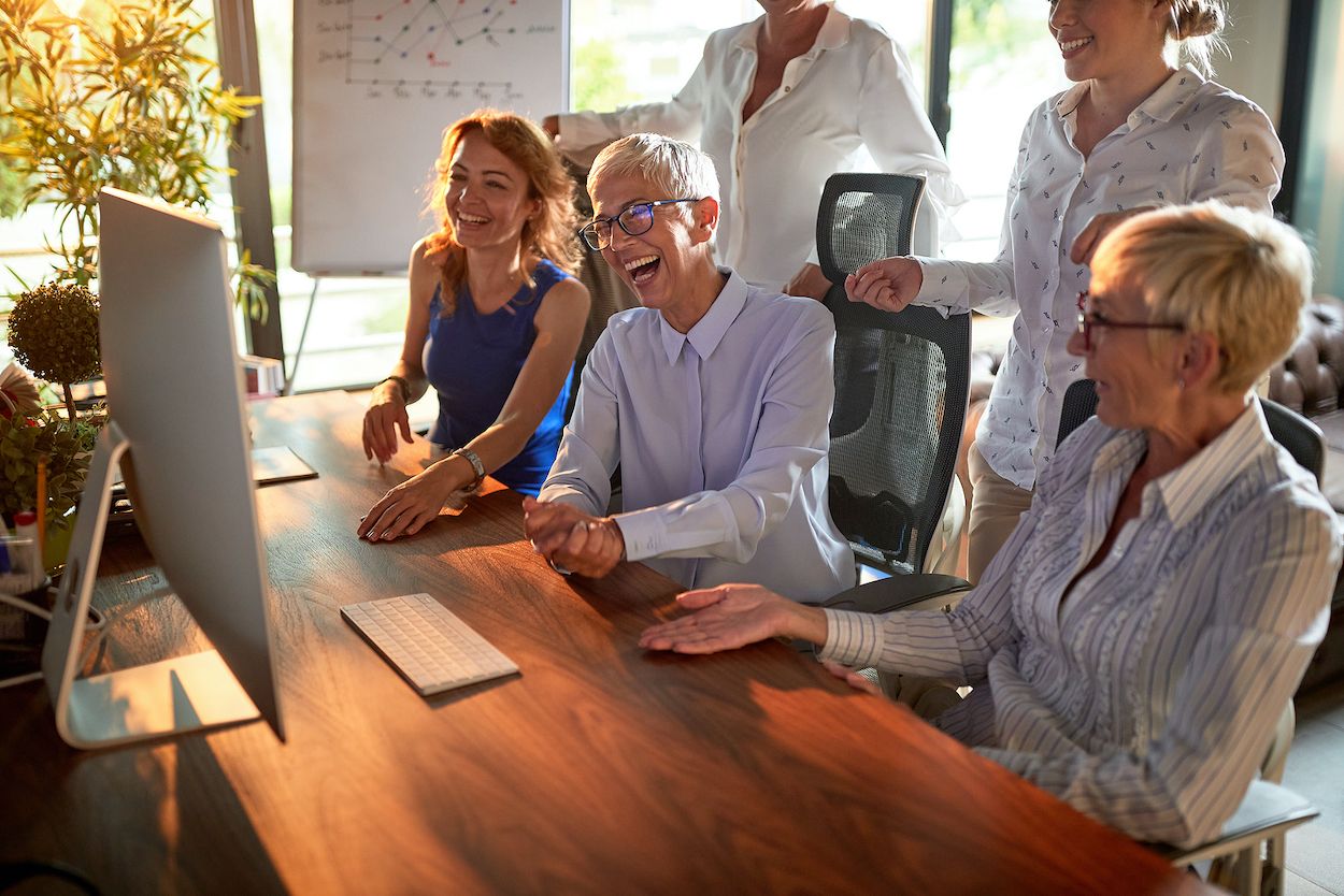 bigstock Trabajadores jóvenes y mayores bigstock Trabajadores jóvenes y mayores