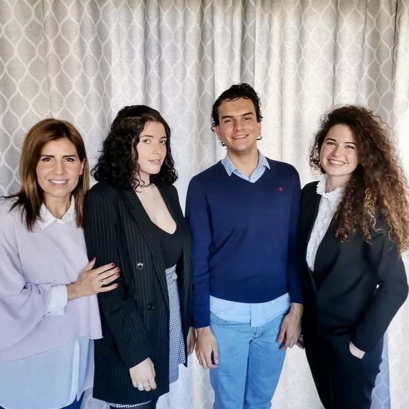 Alumnos de un colegio de Córdoba, premiados en Europa por una app que lucha contra el edadismo (Foto: Tres alumnos y la profesora. Instagram)