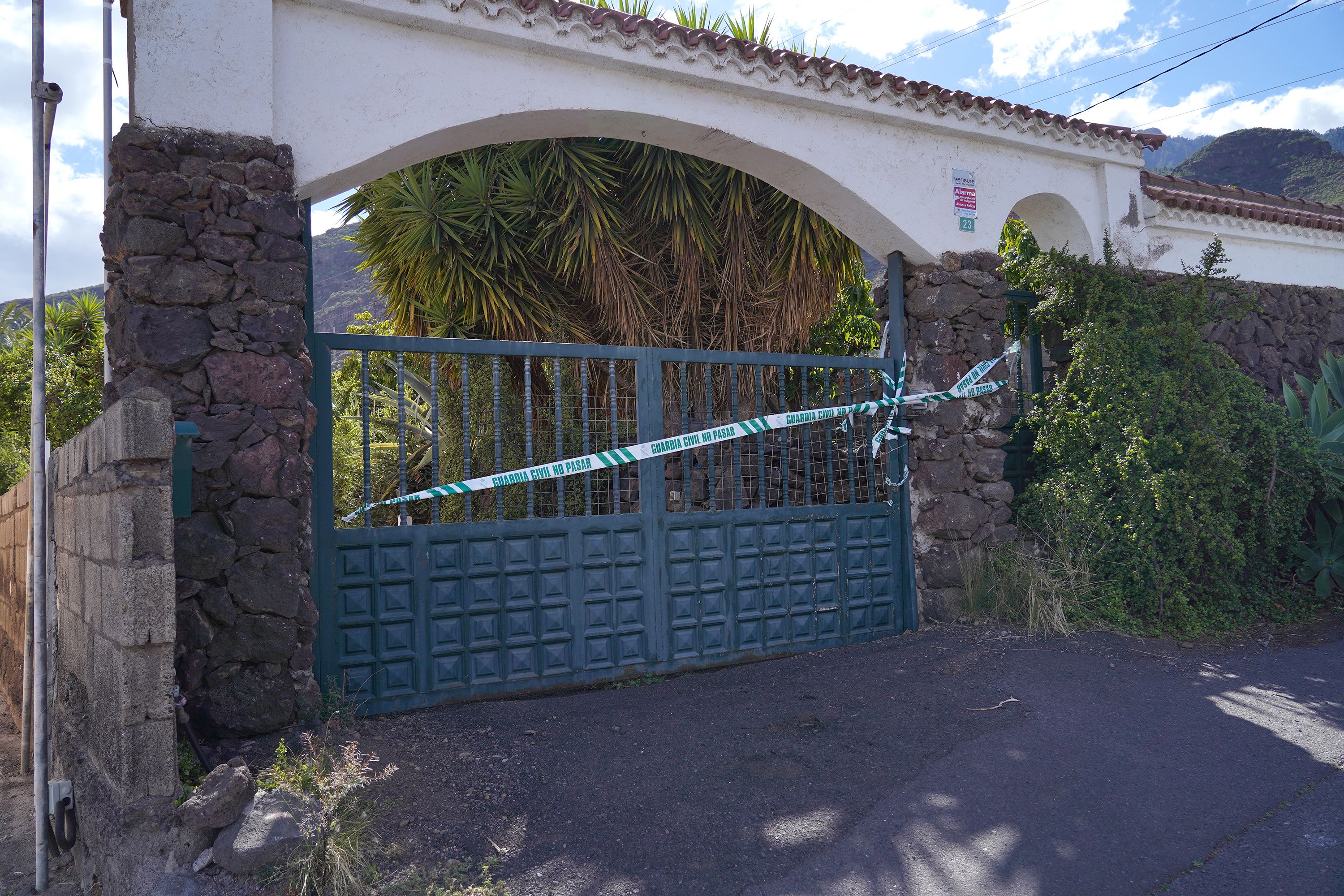 Los perros de la Guardia Civil marcan 3 puntos calientes en la casa del padre de las niñas de Tenerife