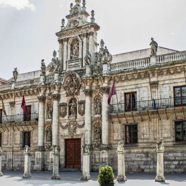 Fachada de la Universidad de Valladolid (BigStock)