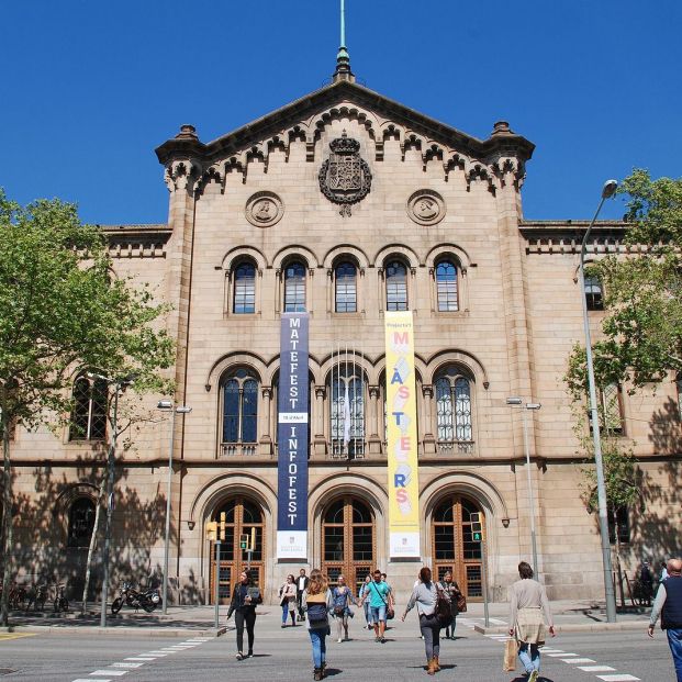 Fachada de la Universidad de Barcelona (BigStock)