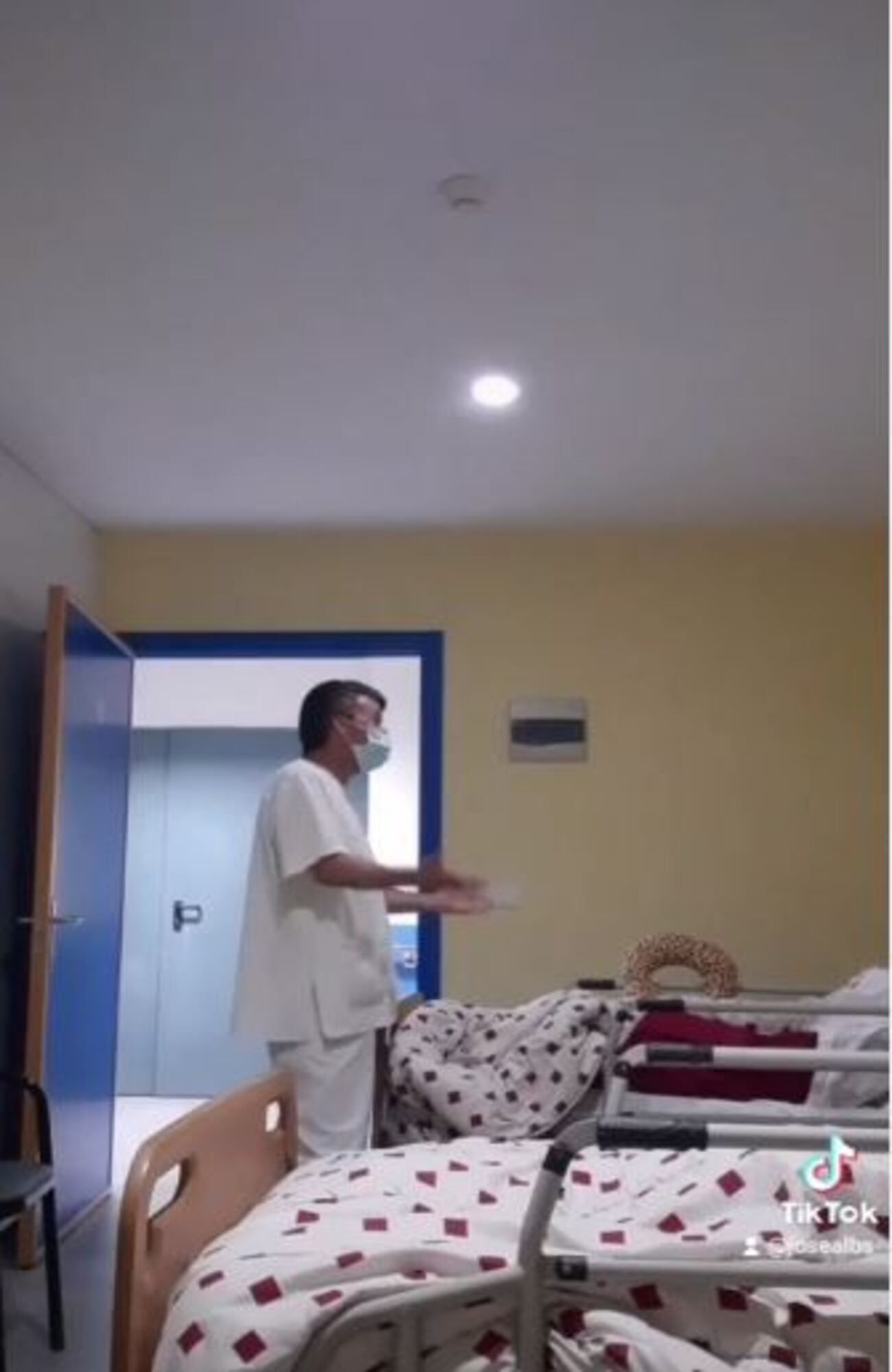 Un auxiliar de enfermería arrasa en TikTok cantando a los mayores de una residencia de Fisterra