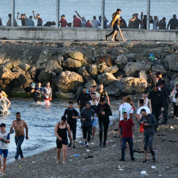 España despliega al Ejército en la frontera con Marruecos tras la entrada de 6.000 inmigrantes