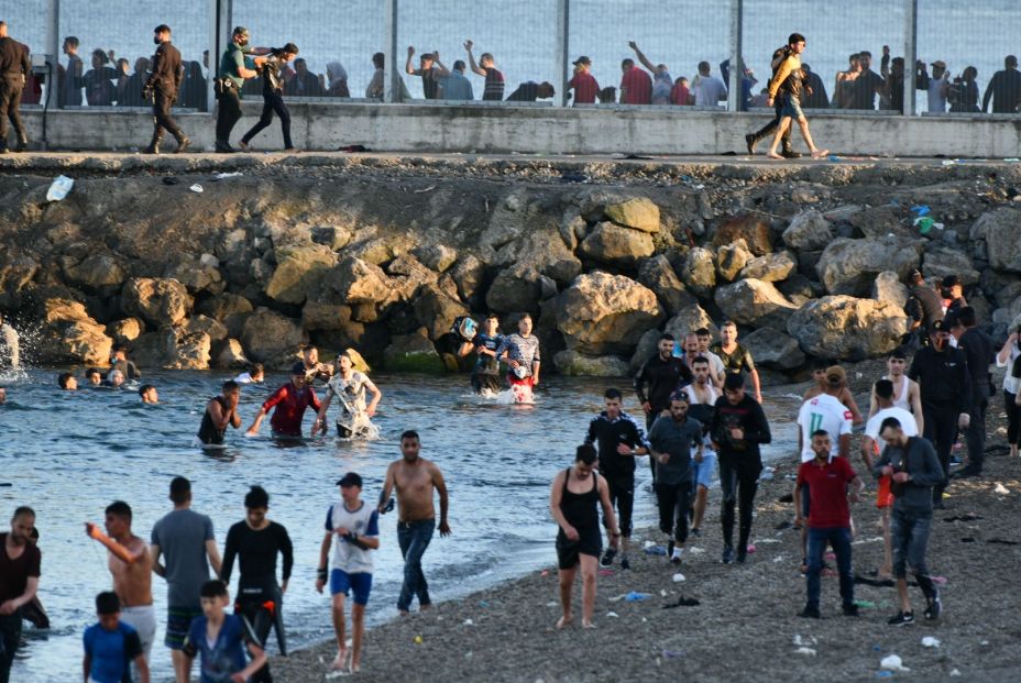 España despliega al Ejército en la frontera con Marruecos tras la entrada de 6.000 inmigrantes España despliega al Ejército en la frontera con Marruecos tras la entrada de 6.000 inmigrantes