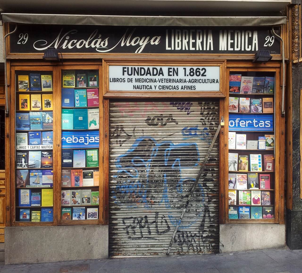 Librería Nicolás Moya  (Sonia de Viana, Nicolás Moya Librería – Flickr)