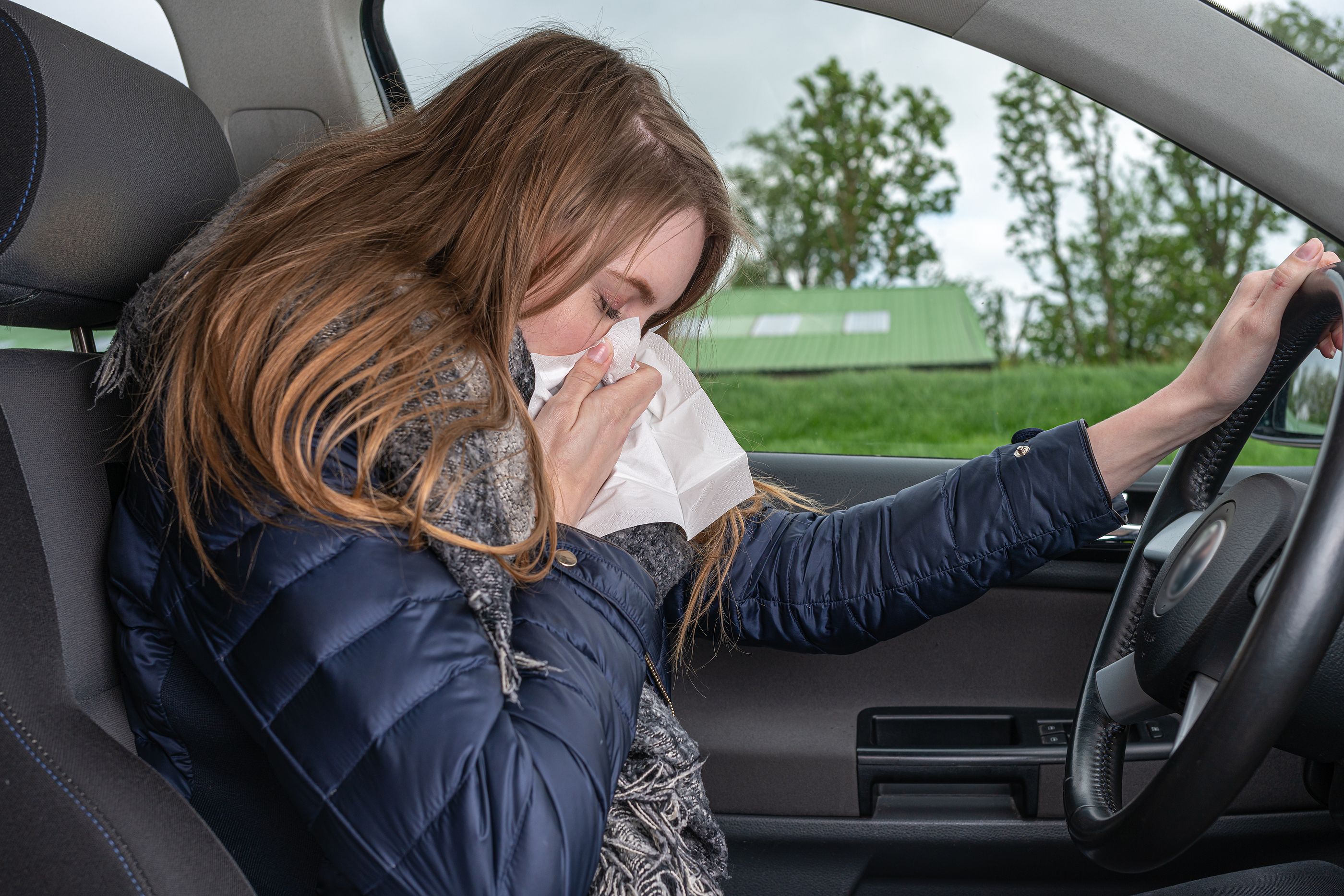 Consejos para conducir con seguridad si eres alérgico al polen