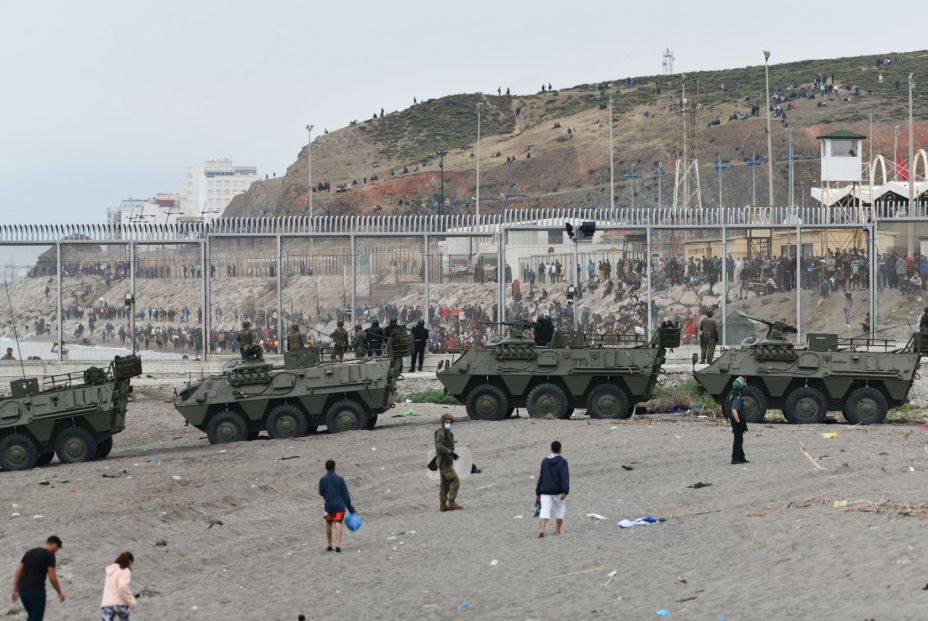 España despliega al Ejército en la frontera con Marruecos tras la entrada de 6.000 inmigrantes España despliega al Ejército en la frontera con Marruecos tras la entrada de 6.000 inmigrantes