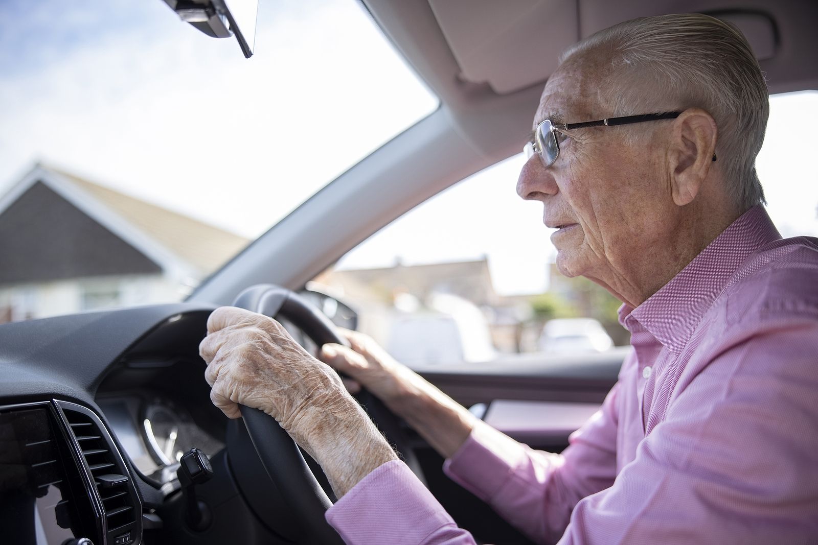 Presbicia, presbiacusia, rigidez en articulaciones… así afecta la edad a la capacidad de conducir (Foto Bigstock)
