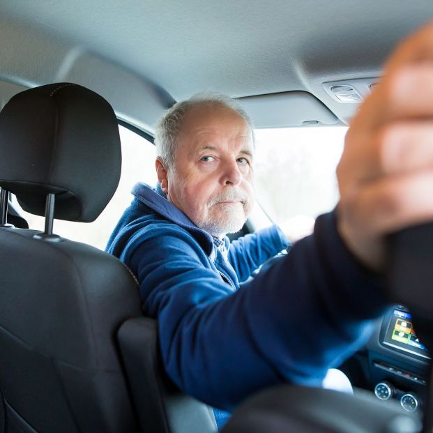 Presbicia, presbiacusia, rigidez en articulaciones… así afecta la edad a la capacidad de conducir (Foto Bigstock) 4