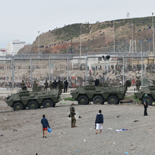 Marruecos cierra la frontera con España e interrumpe el éxodo migratorio a Ceuta