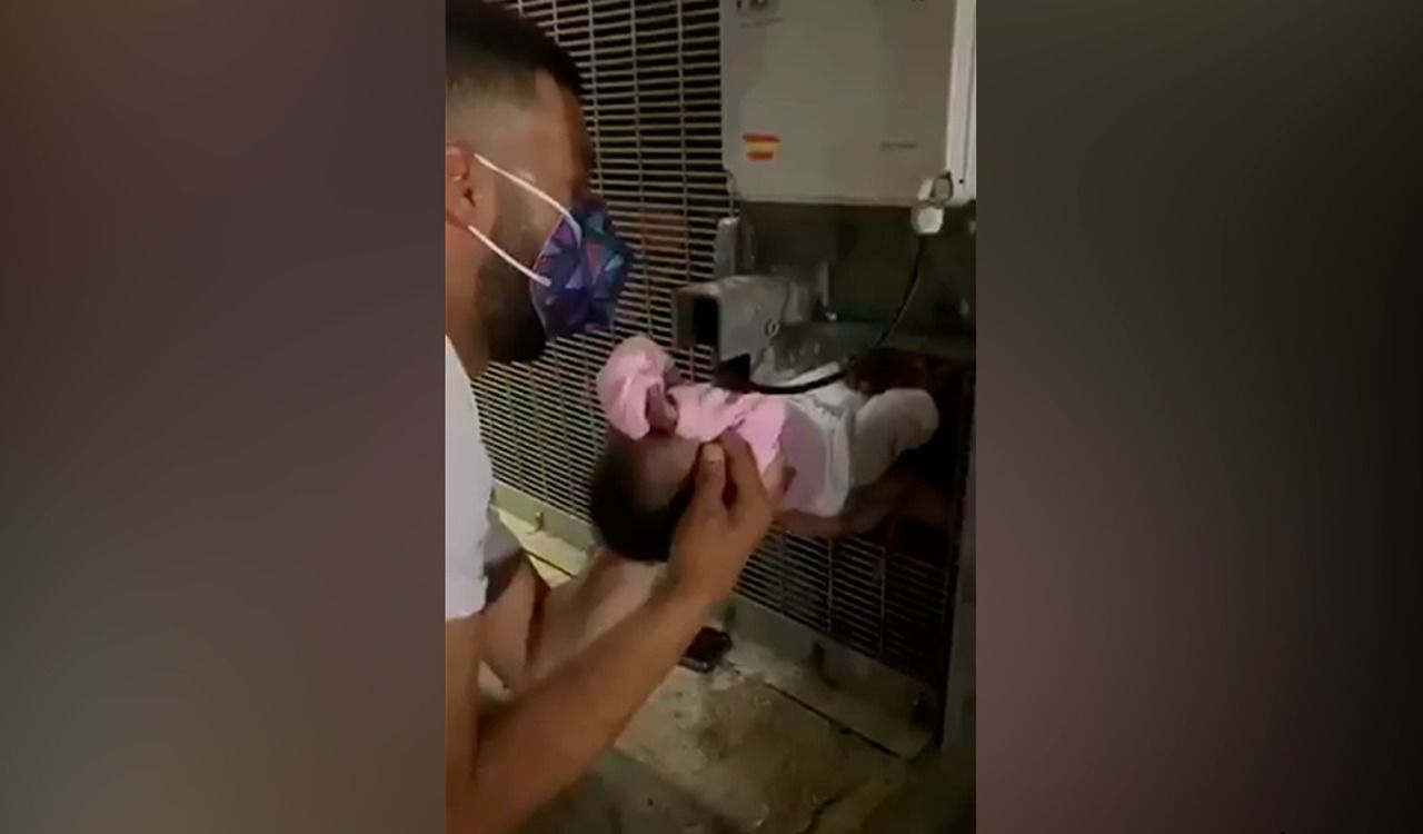 Vídeo: Rescatan a una bebé por un hueco en la frontera con Marruecos