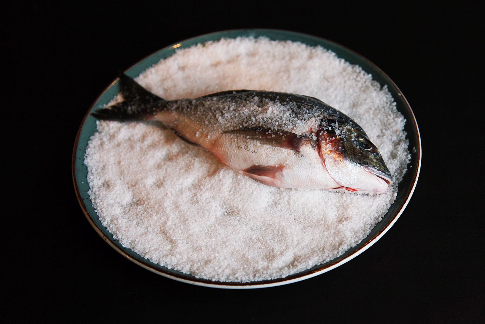 Prepara un pescado a la sal con estos consejos. Foto: bigstock 