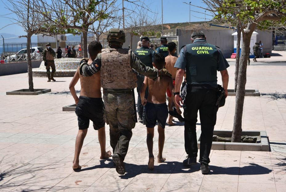 EuropaPress 3720687 militar ejercito espanol agente guardia civil ayudan dos menores migrantes
