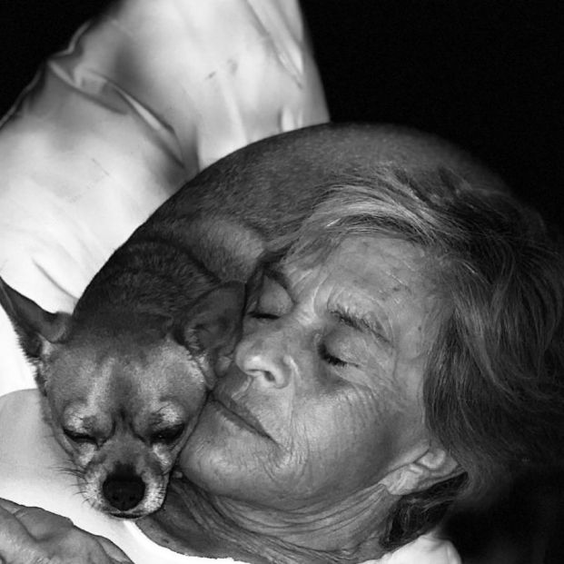 Chelo García Cortés y su perrita Maggy durmiendo la siesta (Instagram)