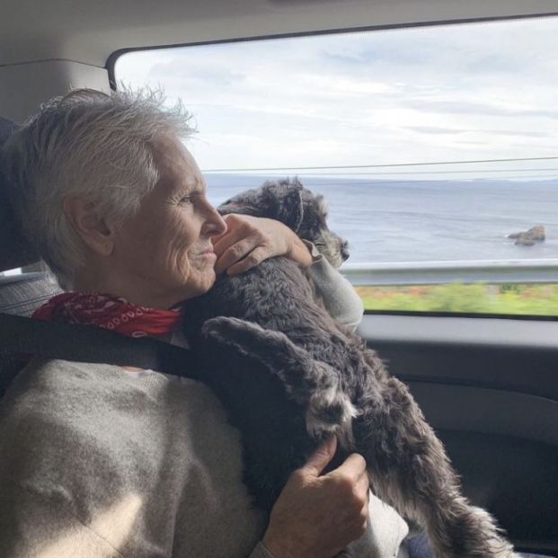 Mercedes Milá y su perro Scott de camino al rodaje de su programa (Instagram)