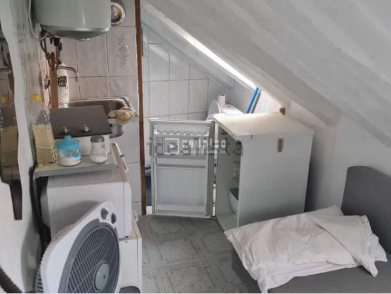 Se vende una buhardilla de 5 metros cuadrados por 65.000 euros Se vende una buhardilla de 5 metros cuadrados por 65.000 euros